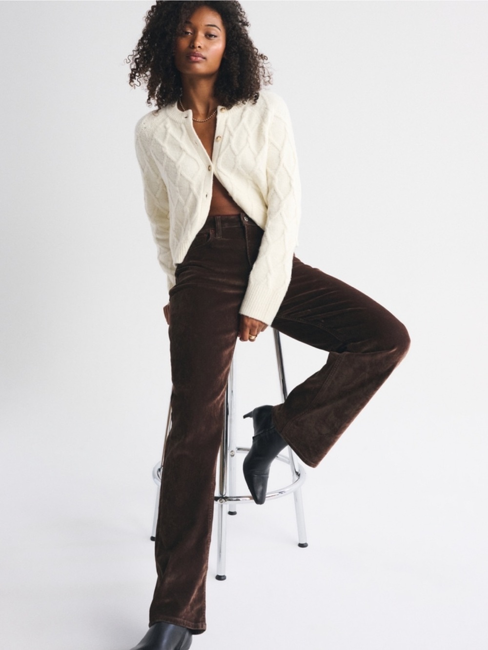 Abercrombie & Fitch Mid Rise 90s Straight Velvet Jean